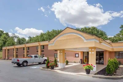 Photo 2 - Super 8 by Wyndham Logansport