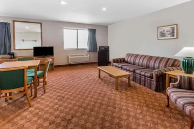 Photo 5 - Super 8 by Wyndham St. Charles
