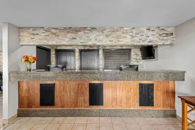 Photo 3 - Days Inn & Suites by Wyndham Des Moines Airport