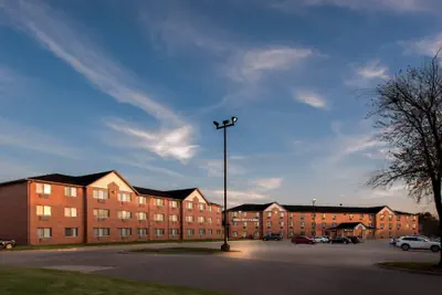 Photo 2 - Days Inn & Suites by Wyndham Des Moines Airport