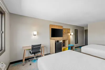 Photo 5 - Days Inn & Suites by Wyndham Des Moines Airport