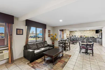 Photo 4 - Days Inn & Suites by Wyndham Des Moines Airport