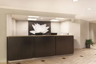 Photo 5 - La Quinta Inn & Suites by Wyndham Miami Airport East