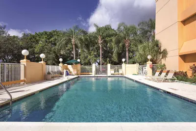 Photo 2 - La Quinta Inn & Suites by Wyndham Miami Airport East