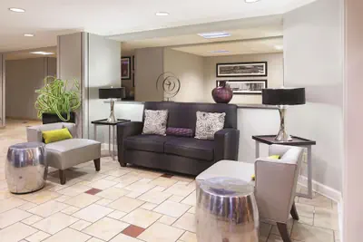 Photo 4 - La Quinta Inn & Suites by Wyndham Miami Airport East