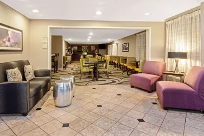 Photo 3 - La Quinta Inn & Suites by Wyndham Harrisburg Airport Hershey