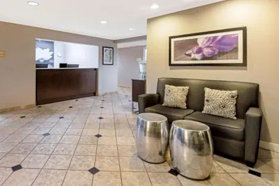 Photo 4 - La Quinta Inn & Suites by Wyndham Harrisburg Airport Hershey