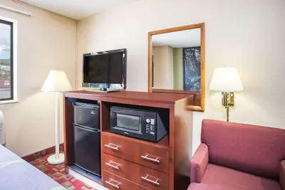 Photo 5 - Super 8 by Wyndham Harrisonburg