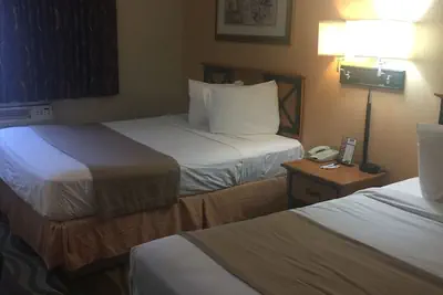 Photo 3 - Travelodge by Wyndham Battle Creek