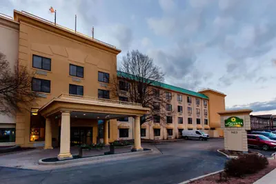 Photo 2 - La Quinta Inn & Suites by Wyndham Milwaukee Bayshore Area