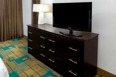 Photo 4 - La Quinta Inn & Suites by Wyndham Milwaukee Bayshore Area