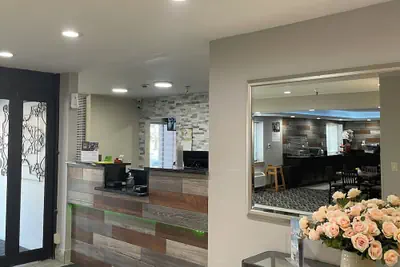 Photo 4 - La Quinta Inn and Suites by Wyndham Cincinnati North