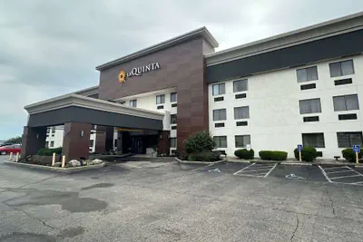 Photo 2 - La Quinta Inn and Suites by Wyndham Cincinnati North