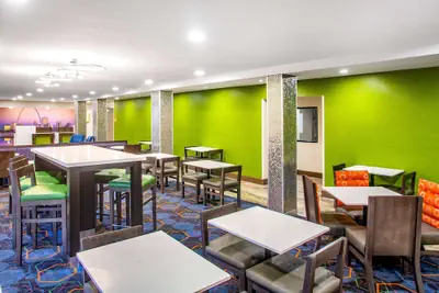 Photo 4 - La Quinta Inn & Suites by Wyndham St. Louis Hazelwood/ North