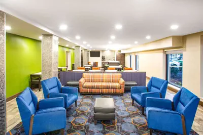 Photo 5 - La Quinta Inn & Suites by Wyndham St. Louis Hazelwood/ North