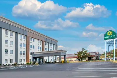 Photo 2 - La Quinta Inn & Suites by Wyndham St. Louis Hazelwood/ North