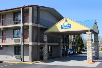 Photo 2 - Days Inn & Suites by Wyndham Springfield on I-44