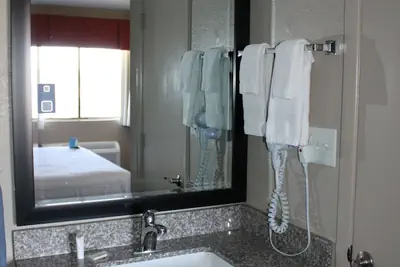 Photo 5 - Days Inn & Suites by Wyndham Springfield on I-44