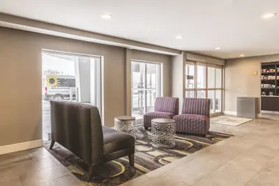 Photo 5 - La Quinta Inn & Suites by Wyndham Cleveland - Airport North