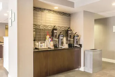 Photo 3 - La Quinta Inn & Suites by Wyndham Cleveland - Airport North