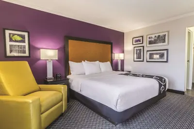 Photo 2 - La Quinta Inn & Suites by Wyndham Cleveland - Airport North