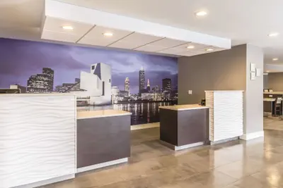 Photo 4 - La Quinta Inn & Suites by Wyndham Cleveland - Airport North