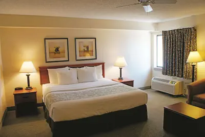Photo 5 - La Quinta Inn & Suites by Wyndham Albuquerque Journal Ctr NW