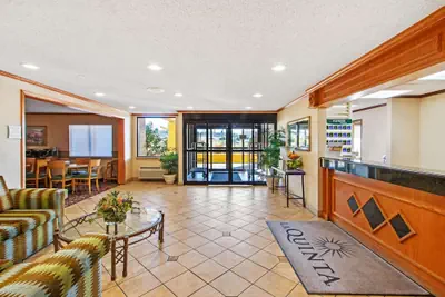 Photo 3 - La Quinta Inn & Suites by Wyndham Albuquerque Journal Ctr NW