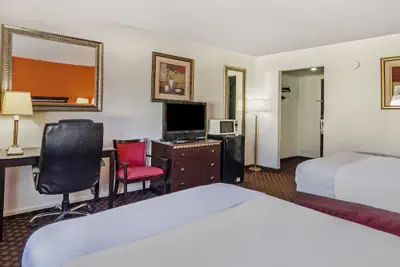 Photo 4 - Travelodge by Wyndham Dodge City KS