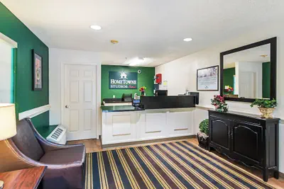 Photo 4 - HomeTowne Studios by Red Roof Atlanta - Lawrenceville