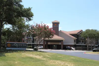 Photo 2 - La Quinta Inn & Suites by Wyndham Dallas - Addison Galleria