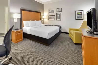Photo 5 - La Quinta Inn & Suites by Wyndham Dallas - Addison Galleria