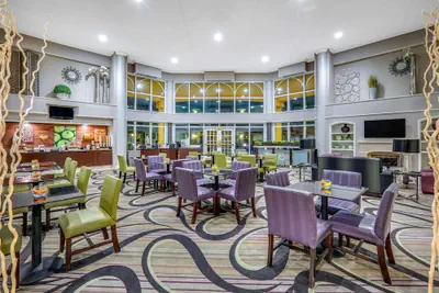 Photo 3 - La Quinta Inn & Suites by Wyndham Dallas - Addison Galleria