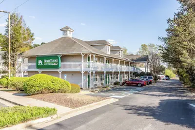 Photo 2 - HomeTowne Studios by Red Roof Atlanta - Norcross South