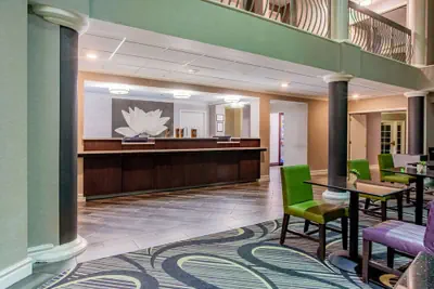 Photo 3 - La Quinta Inn & Suites by Wyndham Raleigh Durham Intl AP
