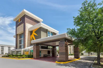 Photo 2 - La Quinta Inn & Suites by Wyndham Dallas I-35 Walnut Hill Ln