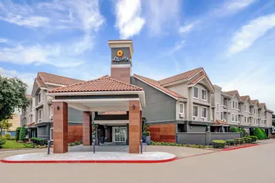 Photo 2 - La Quinta Inn & Suites by Wyndham Dallas DFW Airport North
