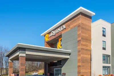 Photo 2 - La Quinta Inn & Suites by Wyndham Aberdeen-APG