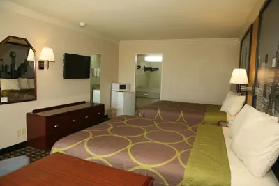 Photo 4 - Super 8 by Wyndham Tyler TX