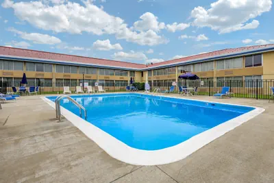 Photo 2 - Econo Lodge Inn & Suites Triadelphia - Wheeling