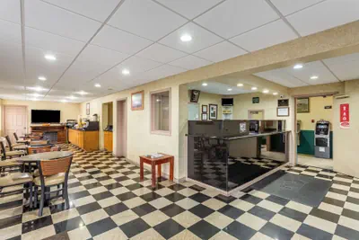 Photo 4 - Econo Lodge Morgantown