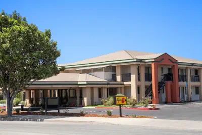 Photo 2 - Super 8 by Wyndham Salinas
