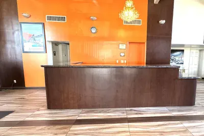Photo 2 - Howard Johnson by Wyndham Phoenix Airport/Downtown Area