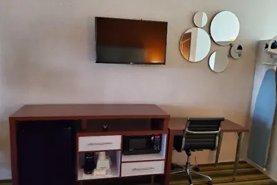Photo 5 - Howard Johnson by Wyndham Phoenix Airport/Downtown Area