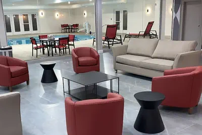 Photo 2 - Ramada by Wyndham Hartford North / Bradley Airport