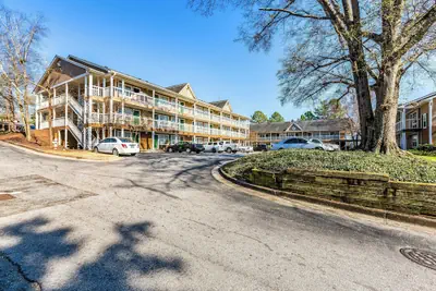 Photo 2 - HomeTowne Studios by Red Roof Atlanta - Norcross Downtown