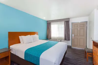 Photo 5 - Howard Johnson by Wyndham National City/San Diego South