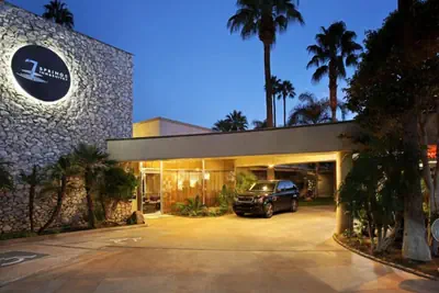 Photo 2 - 7 Springs Inn & Suites