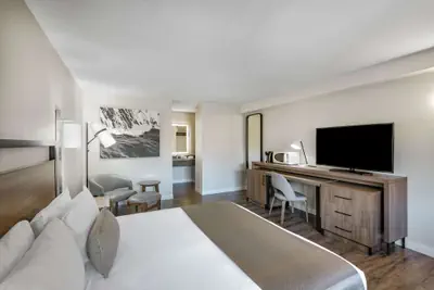 Photo 2 - Wyndham Garden San Diego Near SeaWorld