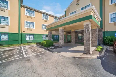 Photo 2 - HomeTowne Studios by Red Roof St. Louis - Airport/ N Lindbergh